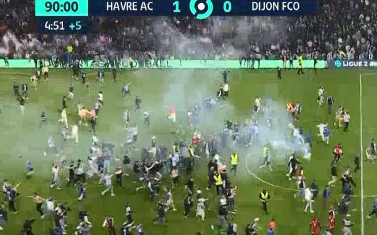 Οι οπαδοί της Χάβρης μπήκαν στο γήπεδο να πανηγυρίσουν την άνοδο στην Ligue 1 ενώ ο αγώνας δεν είχε τελειώσει!