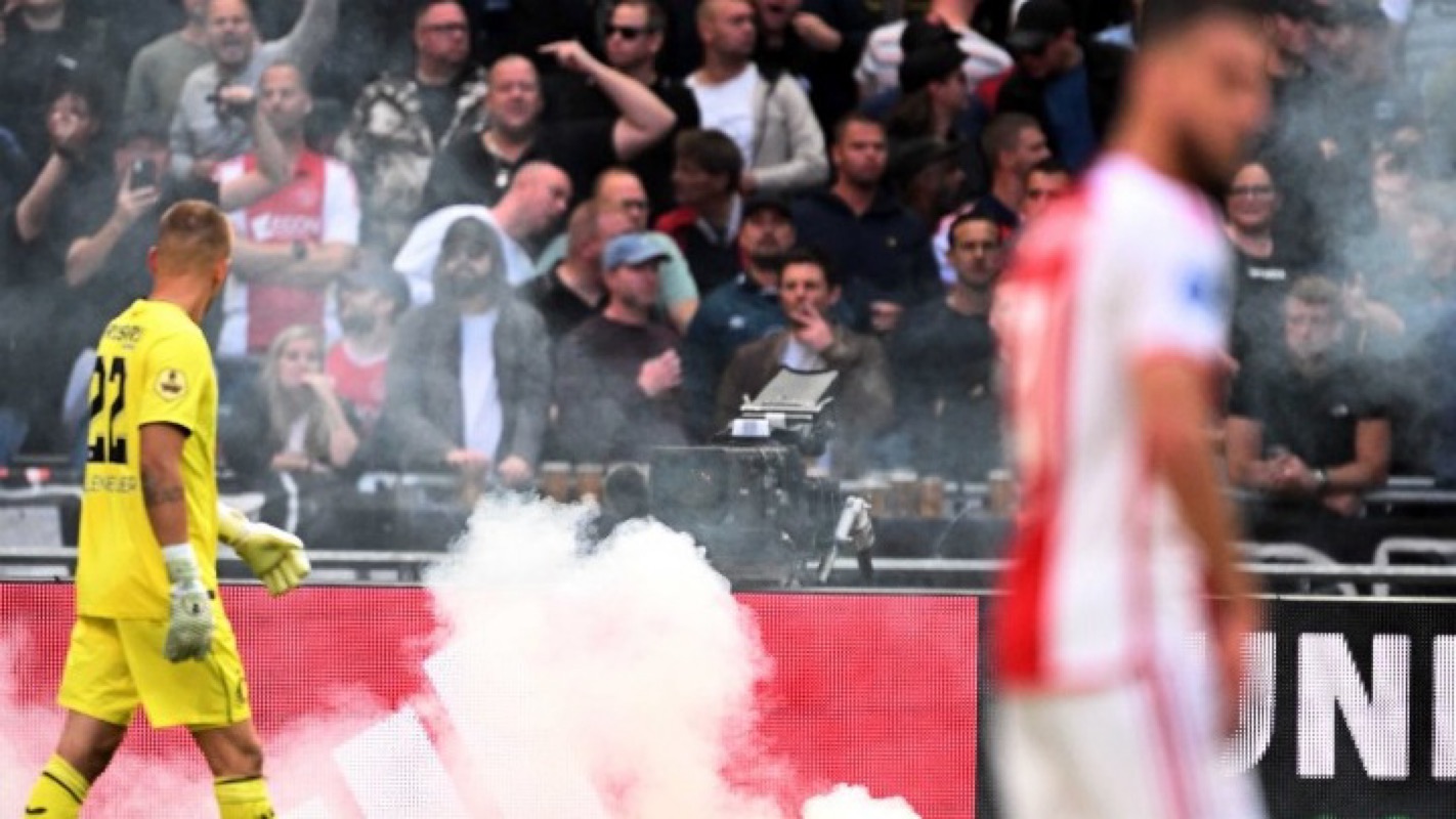 Eredivisie: Διακόπηκε λόγω επεισοδίων το Αγιαξ-Φέγενορντ